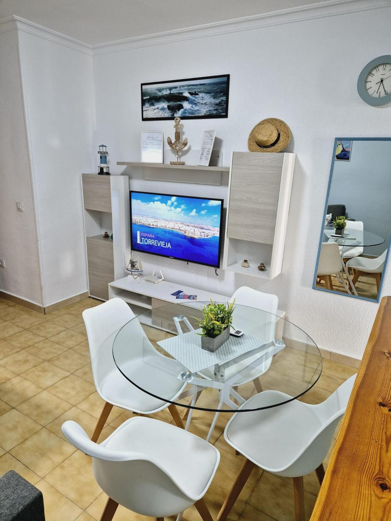 La Casa De Veronica - Serene Apartment With Shared Pool, Steps From The Beach Torrevieja Exteriér fotografie